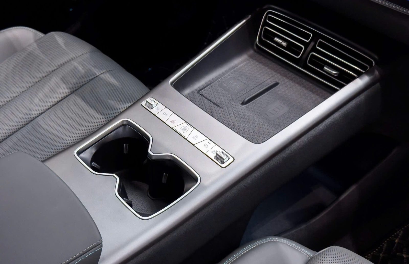 BYD SEALION 5 (PHEV) 8 BYD SEALION 5 (PHEV) Bệ điều khiển trung tâm BYD SEALION 5 PHEV